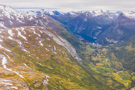 旅游假期和行Geirangerfjord和山地风景从Dalsnibba海台的视角看极好挪威斯堪的纳维亚图片