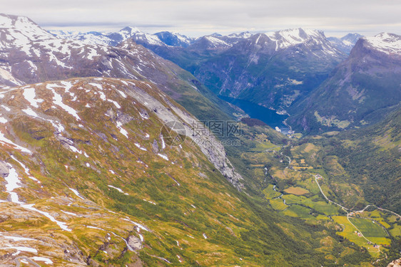 旅游假期和行Geirangerfjord和山地风景从Dalsnibba海台的视角看极好挪威斯堪的纳维亚图片