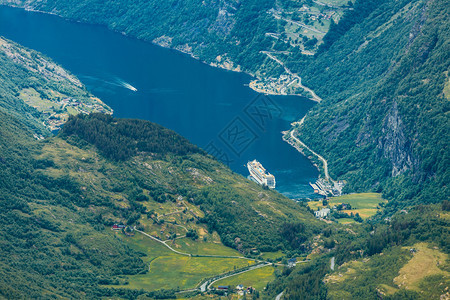 旅游假期和行Geirangerfjord和山地风景从Dalsnibba海台的视角看极好挪威斯堪的纳维亚图片