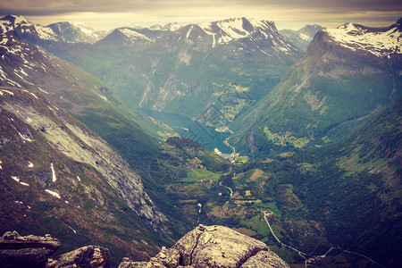 旅游假期和行Geirangerfjord和山地风景从Dalsnibba海台的视角看极好挪威斯堪的纳维亚图片