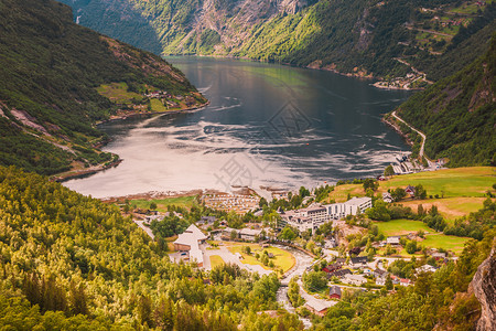 Geirangerfjord绿色山地和Geiranger村的景象挪威斯堪的纳维亚旅游目地图片