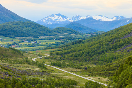旅游度假和行挪威夏季山地景观斯堪的纳维亚山地景观挪威图片