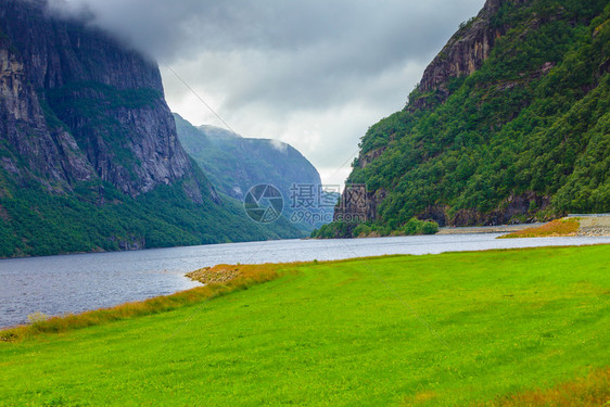 斯堪的纳维亚挪威达兰地区暴云和峡湾的山地景观图片