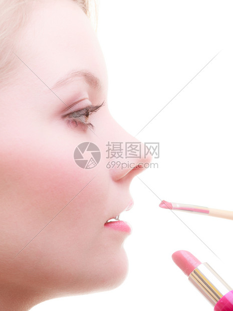 化妆美容程序和概念关闭部分妇女面对红唇化妆艺术家使用配饰工具涂口红图片