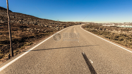 夏季穿过Hardangervidda高原的空路挪威地貌旅游者Hardangervidda路线挪威Hardangervidda高原图片