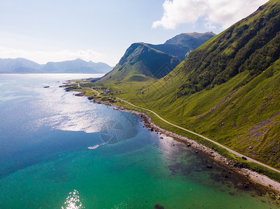 挪威Lofoten群岛蓝色海山和挪威诺尔德兰县fjord沿线公路上的挪威风景海空中观点挪威Lofoten群岛的海景图片