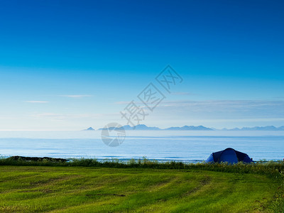 夏季Gimsoysand沙滩上的蓝帐篷在海岸露营挪威洛福滕群岛假日和旅行挪威洛福滕岛海滩帐篷挪威洛福滕岛图片