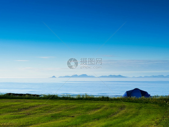 夏季Gimsoysand沙滩上的蓝帐篷在海岸露营挪威洛福滕群岛假日和旅行挪威洛福滕岛海滩帐篷挪威洛福滕岛图片