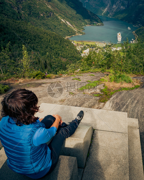 旅游度假和行从Flydalsjuvet的观点看在神奇的Geirangerfjorden上景色美丽的女游客挪威旅景点图片