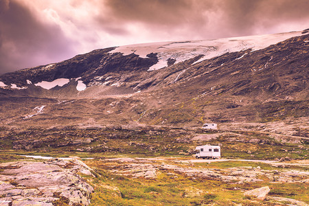停泊在挪威山脚下的旅游度假露营房车图片