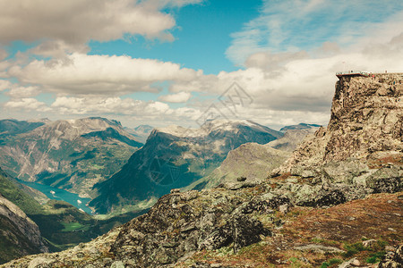 与来自Dalsnibba地区的Geirangerfjord的全景山地观Geiranger天行观山台远处挪威Dalsnibba观点图片