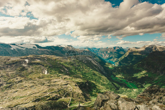 Geirangerfjord和山地风景从Dalsnibba的视角看得很精彩Geiranger天行平台挪威图片