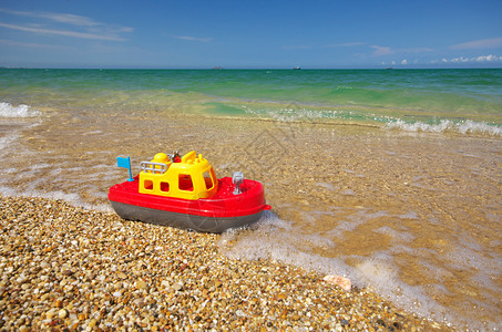 玩具船在海面上概念设计图片