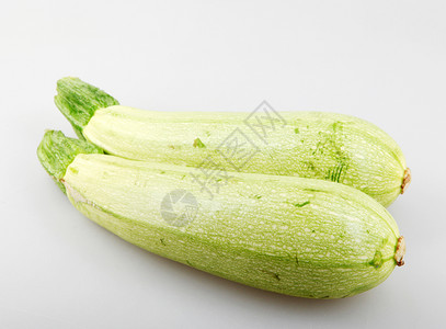 白色背景的新鲜蔬菜Zucchini图片