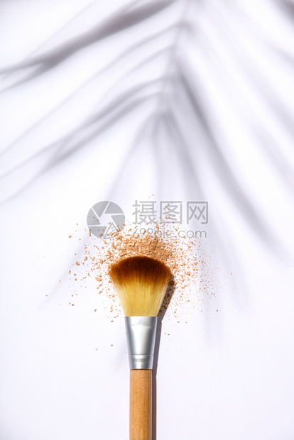 白色背景上的化妆刷子平的躺着白色背景上的化妆刷子和面粉高清图片下载 