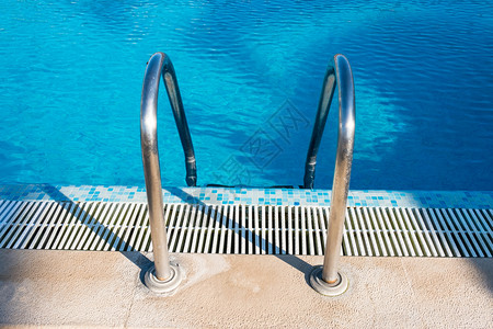 旅馆蓝水中游泳池楼梯图片