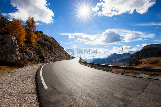 意大利阿尔卑斯山脉公路风景图片