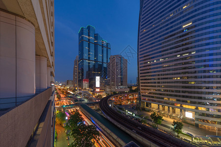 泰国曼谷市中心金融区和摩天大楼夜景图片