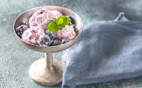 水果冰淇淋鲜蓝莓和古年花瓶中的黑莓图片