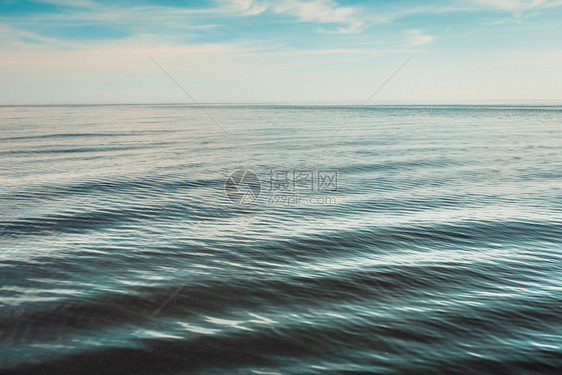 美丽的海景蓝色平面和天空宁静的景象自然构成风景海平面和天空图片