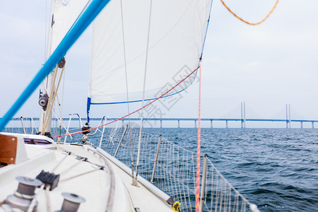 Oresundsbron丹麦与瑞典欧洲波罗的海之间Oresund桥连接点帆船游艇浏览上空天陆地和旅行图片
