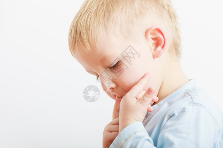 男孩吃手指图片