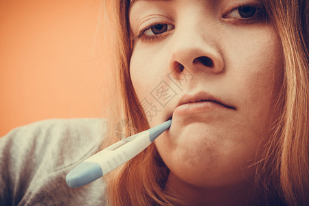 口腔内有数字温度计的患病妇女温度测量高发的少女健康Instagram过滤器口腔内有数字温度计的生病妇女图片