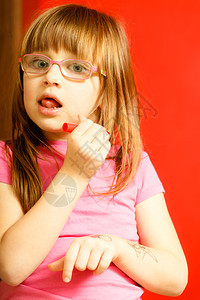 幼童儿保育玩弄概念小孩女戴着眼镜脸面滑稽小孩女脸滑稽图片