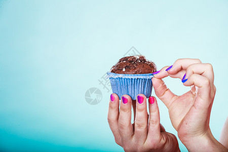 美味甜的巧克力松饼美味的巧克力松饼美味的食品甜巧克力松饼甜的人类手图片