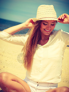 年轻女孩享受在海边的空闲时间暑假女游客在海滩上休息图片