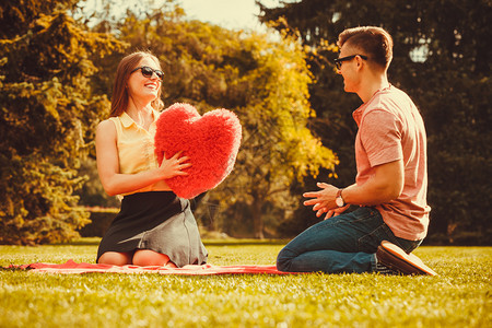 情侣在公园玩游戏女孩和她的男人在野餐中度过心跳图片