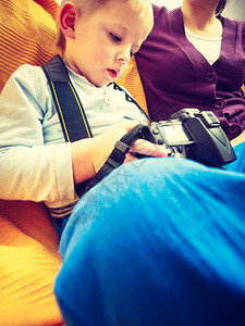 儿童激情和爱好概念儿童玩大专业数码相机在室内拍摄各种照片儿童玩大专业数码相机图片