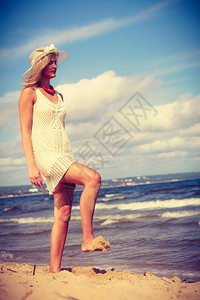 服装夏季时间概念有魅力的穿白裙子女人享受海边阳光的天气女士有魅力穿白裙子女人图片