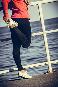 体育和活动在户外培训活跃运动女孩在海边双腿健壮图片