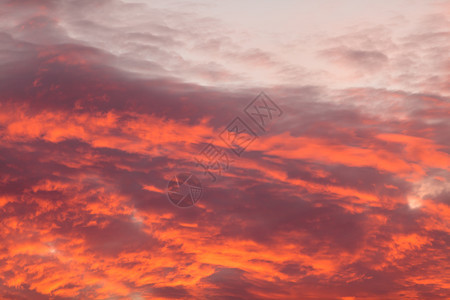 黄昏的天空中浪漫和戏剧云层形成红黑的阳光温暖景色日落时天空中多彩的温暖云层图片