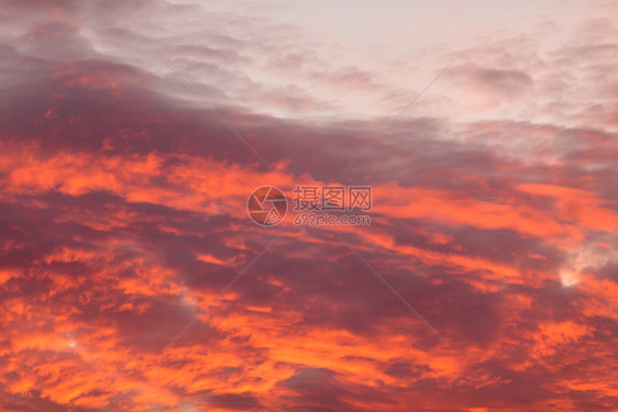 黄昏的天空中浪漫和戏剧云层形成红黑的阳光温暖景色日落时天空中多彩的温暖云层图片