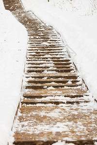雪中的空路冬季公园楼梯户外环境概念雪中的空路图片
