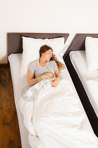 女孩在梦中溺水躺床上的年轻女士被毯子覆盖着深的梦中图片