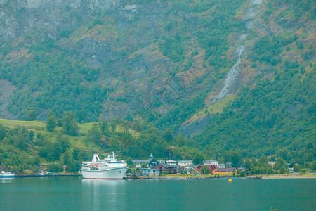 旅游度假和行在挪威斯堪的纳维亚弗拉姆挪威的FjordSognefjord的山地景观和大型游轮图片