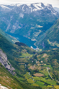 旅游假期和行Geirangerfjord和山地风景从Dalsnibba海台的视角看极好挪威斯堪的纳维亚图片