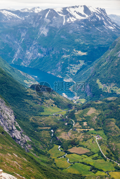 旅游假期和行Geirangerfjord和山地风景从Dalsnibba海台的视角看极好挪威斯堪的纳维亚图片