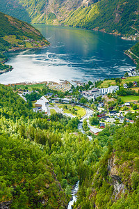 Geirangerfjord绿色山地和Geiranger村的景象挪威斯堪的纳维亚旅游目地图片