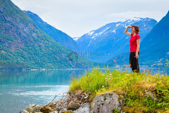 旅游度假和行在Jostedalsbreen公园OppstrynStrynSognogFjordane县挪威斯堪的纳维亚州在Jos图片