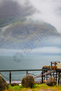 挪威夏季寒冷的雨挪威风景优美的山脉观图片