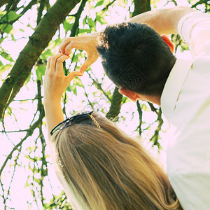 男人和金发女在公园里有浪漫的约会亲手塑造心灵幸福的情侣在公园里有浪漫的约会图片