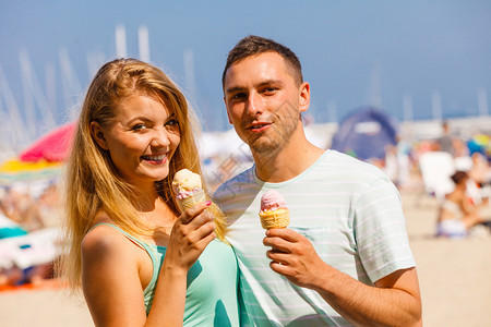 男人和女约会在海滩吃冰淇淋男人和女在海滩吃冰淇淋图片