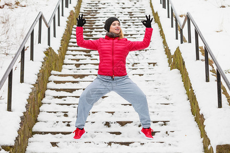 参加户外体育锻炼运动装饰思想参加冬季在户外锻炼的穿着温暖运动服的妇女参加冬季在户外锻炼的穿着运动服妇女参加冬季在户外锻炼的妇女图片