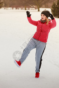 参加户外体育锻炼运动装饰思想参加温暖运动服训练的妇女冬季在户外伸腿锻炼穿着运动服的妇女冬季在户外锻炼参加运动服的妇女冬季在户外锻图片