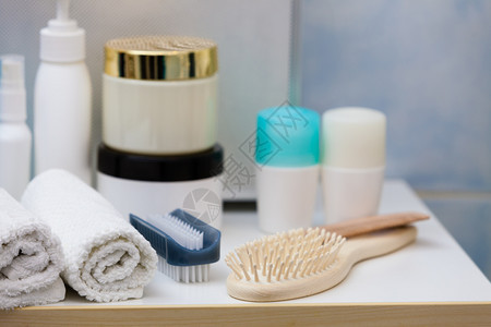 浴室卫生用品概念海绵刷子毛巾和奶油室内射浴用品图片