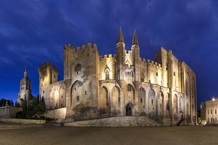 教皇宫曾经是一座堡垒和宫殿是欧洲最大和重要的中世纪古代建筑之一晚上蓝色时段法国南部阿维尼翁图片